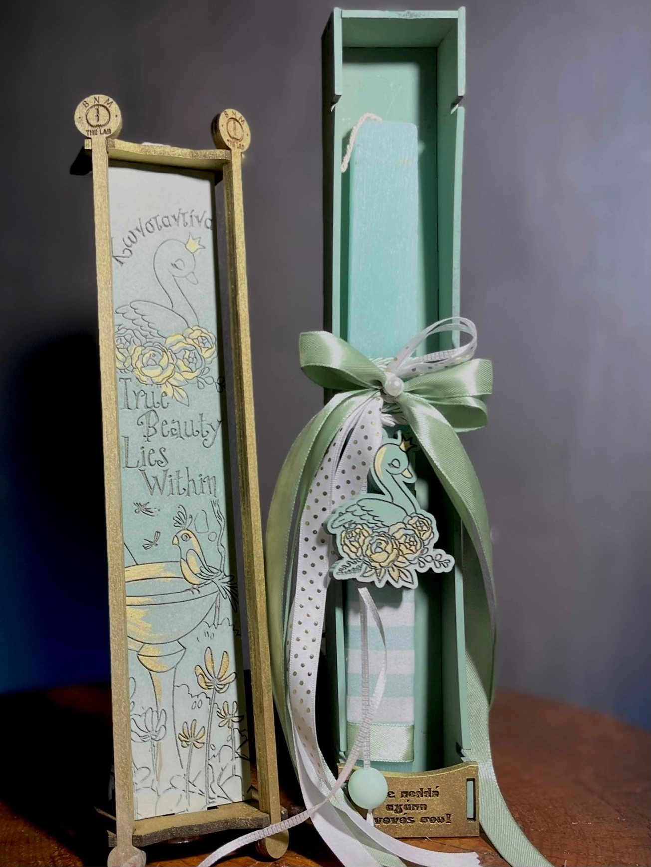 Πασχαλινή Λαμπάδα "Κύκνος" 🦢✨ σε ξύλινη θήκη με Όνομα και Αφιέρωση