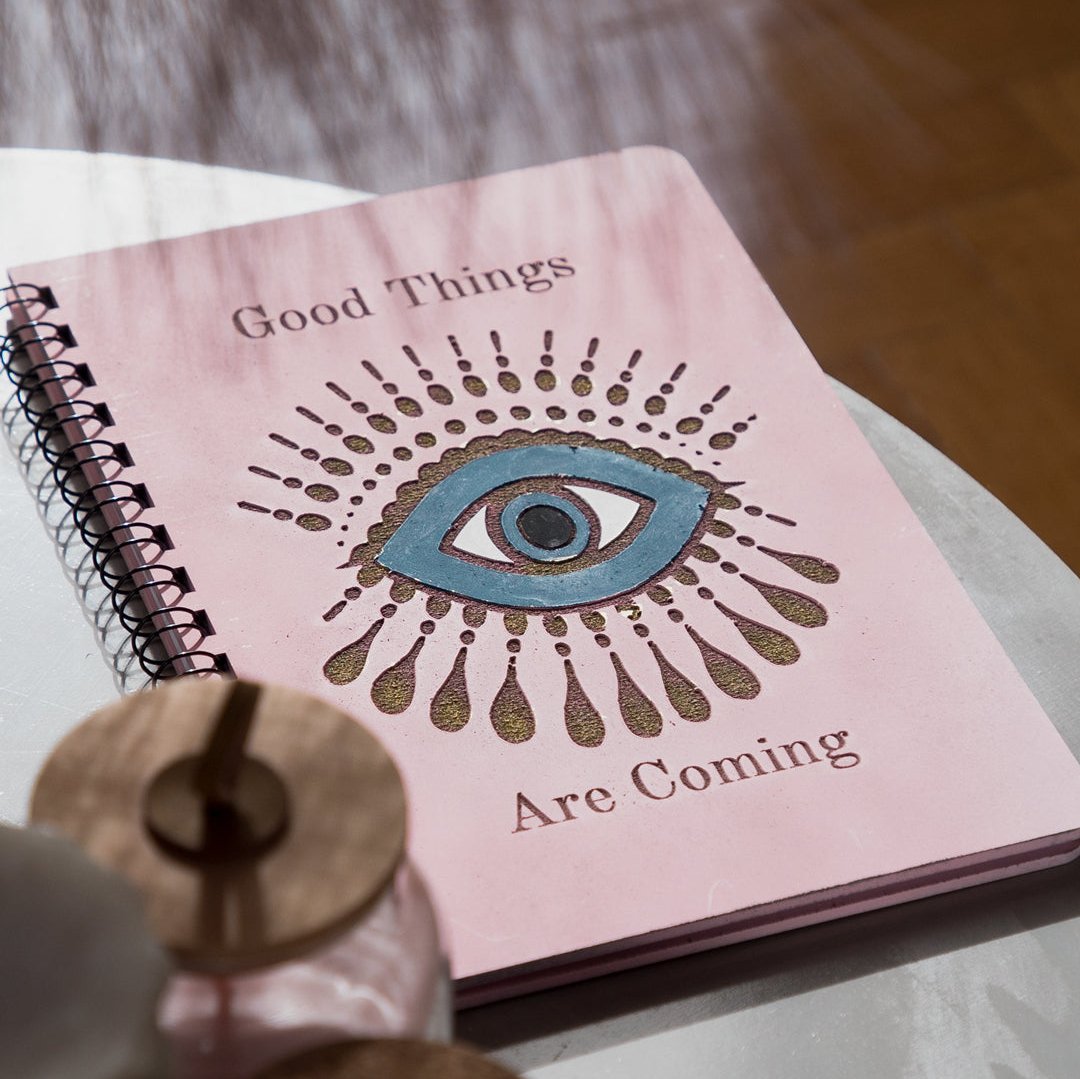 Ξύλινο Τετράδιο-Σημειωματάριο "Good things are coming"