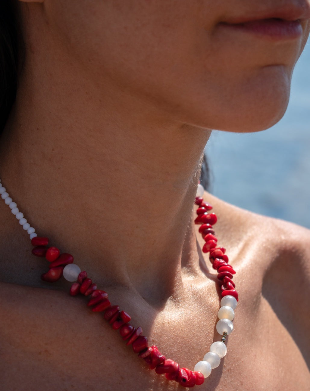 Κολιέ "Red Summer" με κόκκινες πέτρες και υπόλευκες χάντρες