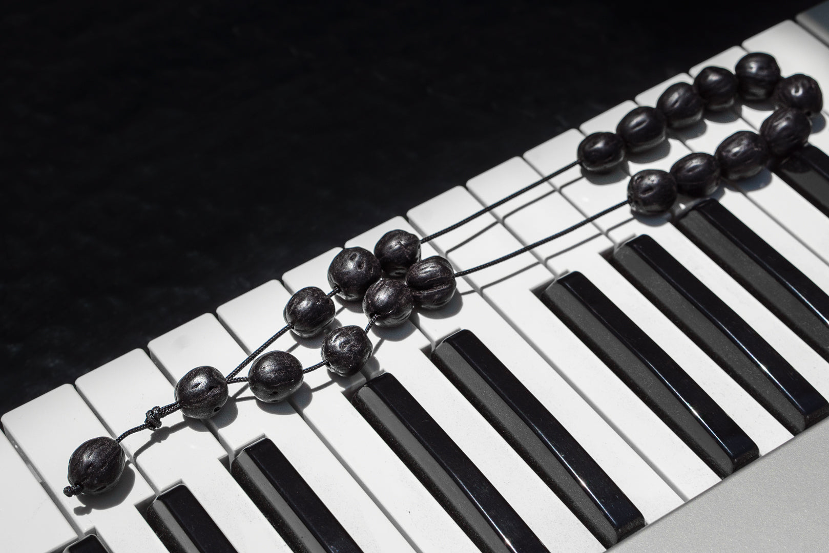 Ξύλινη Κασετίνα "Minimal" με όνομα και  Αρωματικό Κομπολόι από Μοσχοκάρυδο σε διαφορετικά χρώματα