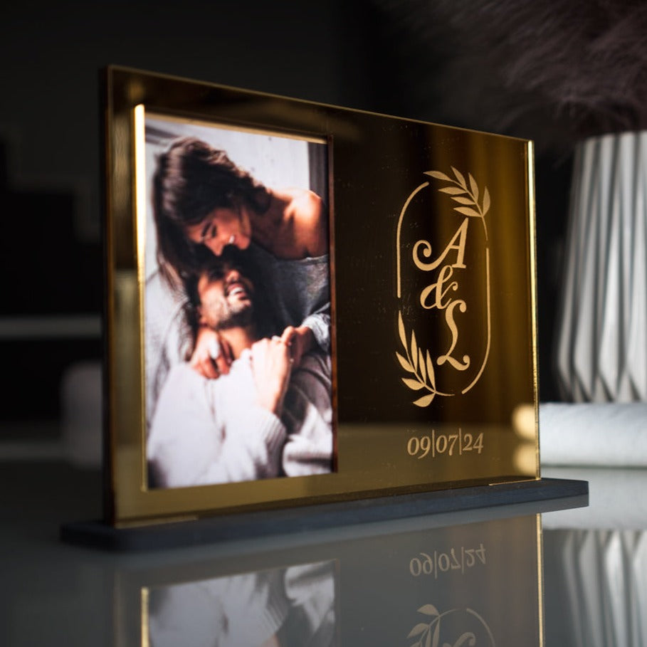 Κορνίζα Χρυσό Plexiglass "Our Moments" με Μονογράμματα ( 17,5 εκ.x 25 εκ.)