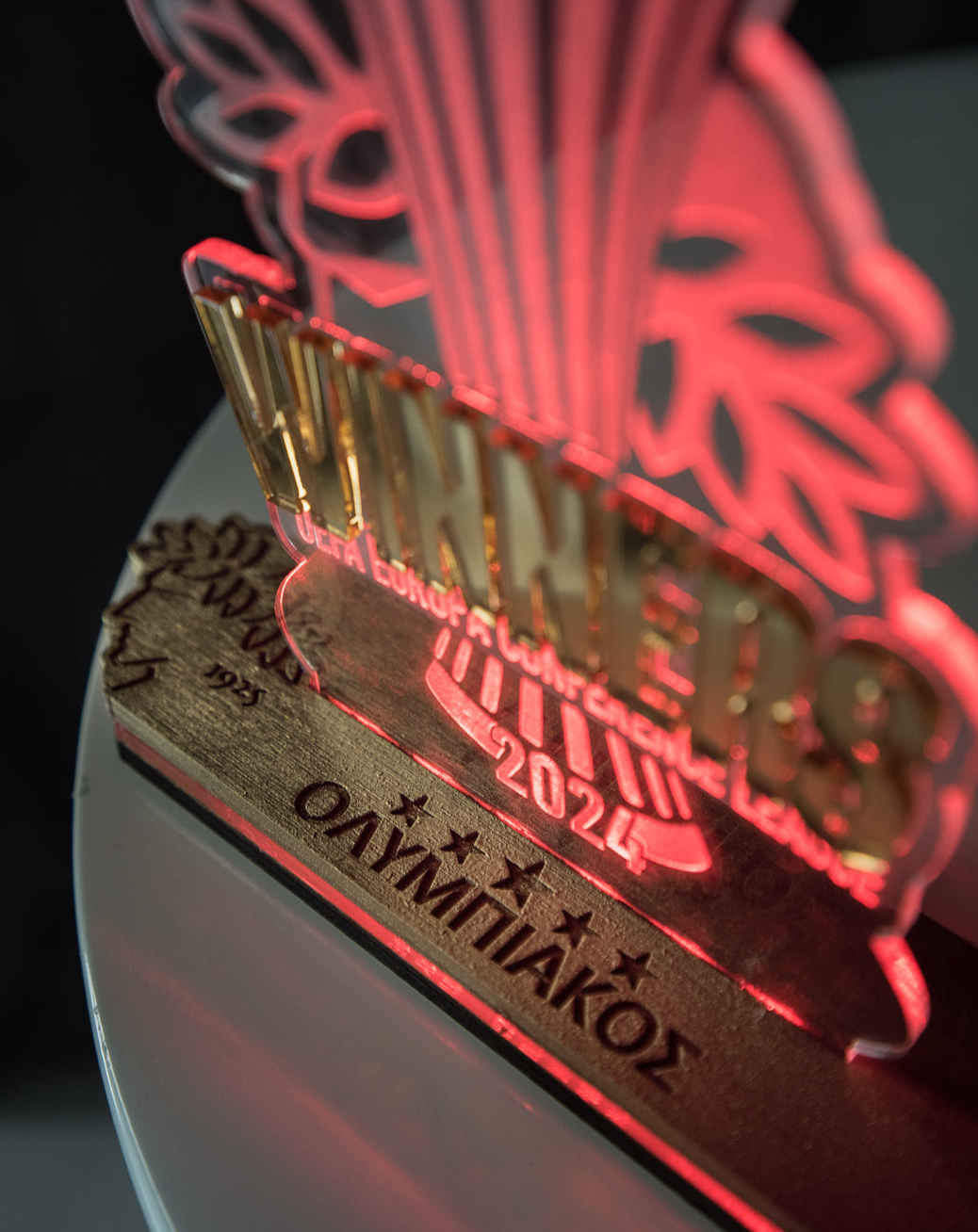 Επιτραπέζιο Φωτιστικό "Winners 2024" ΟΣΦΠ με ένθετο στοιχείο χρυσό Plexiglass