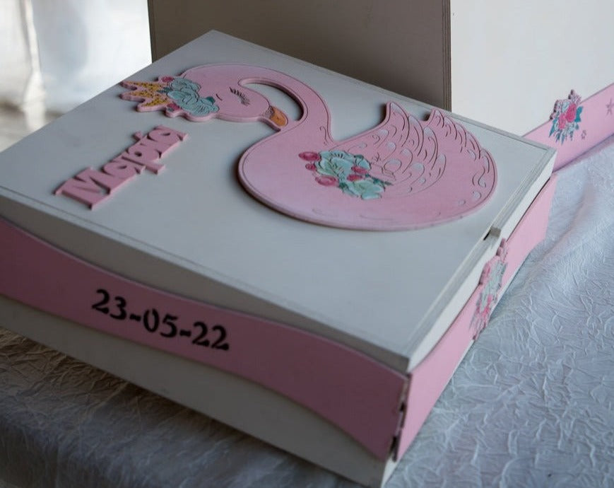 Ξύλινο Κουτί Αποθήκευσης "Κύκνος" και Όνομα (36,8cm *34,3cm*10,1cm)