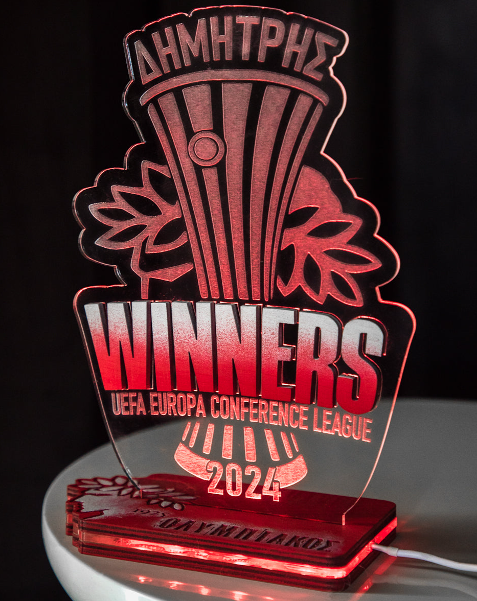 Επιτραπέζιο Φωτιστικό "Winners 2024" ΟΣΦΠ με ένθετο ξύλινο λευκό-κόκκινο στοιχείο