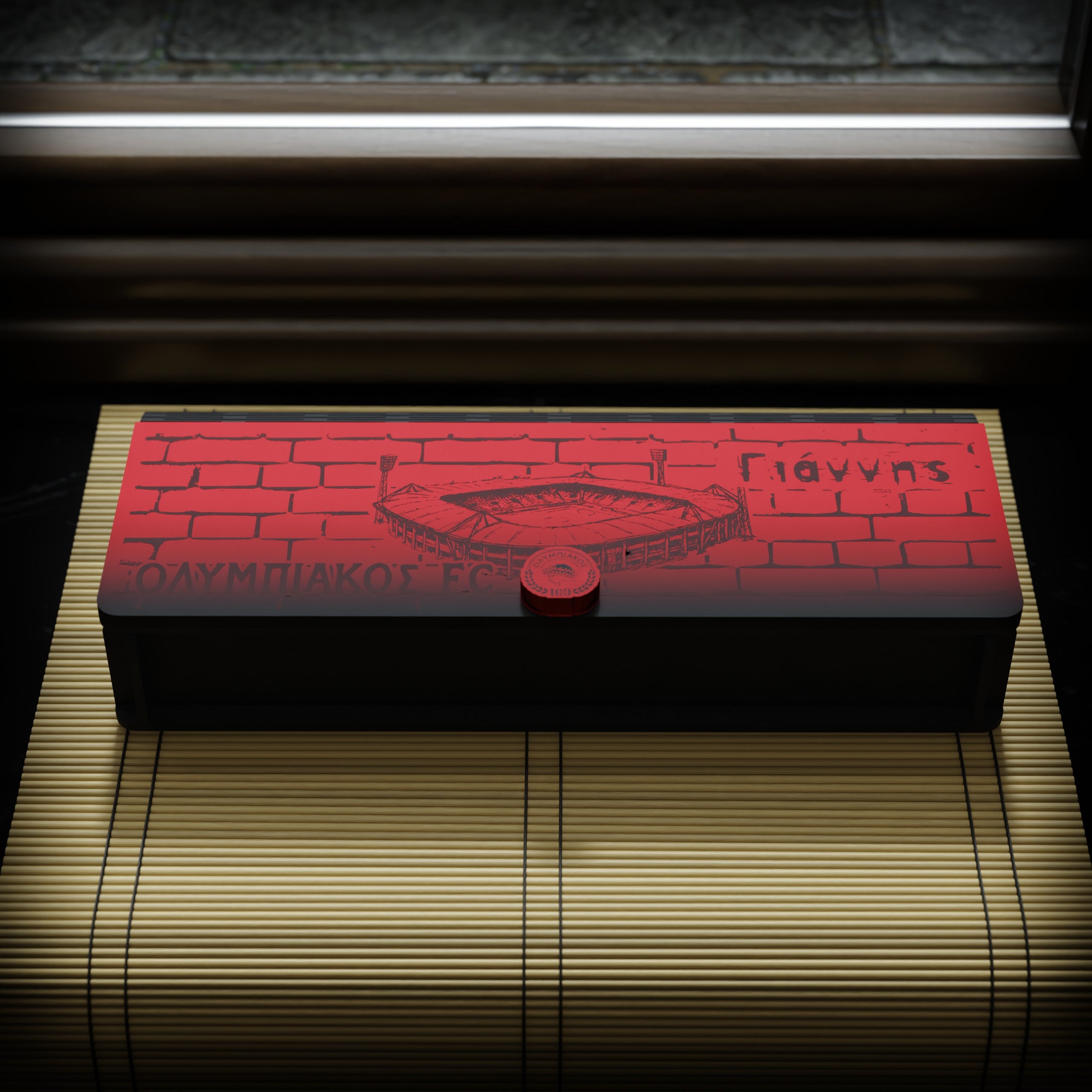 Ξύλινη Κασετίνα «Γήπεδο Καραϊσκάκη» με εξωτερική χάραξη ονόματος