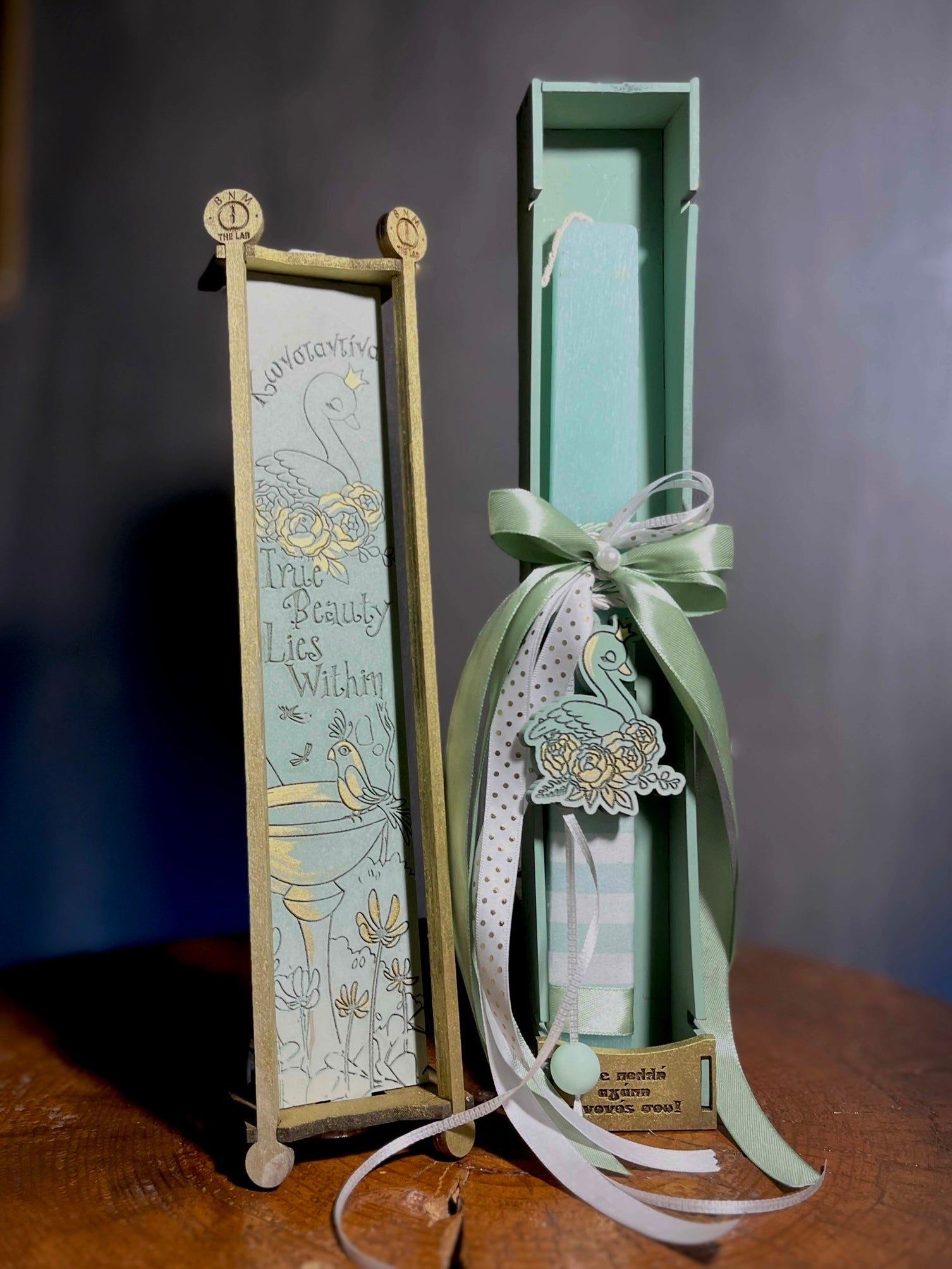 Πασχαλινή Λαμπάδα "Κύκνος" 🦢✨ σε ξύλινη θήκη με Όνομα και Αφιέρωση