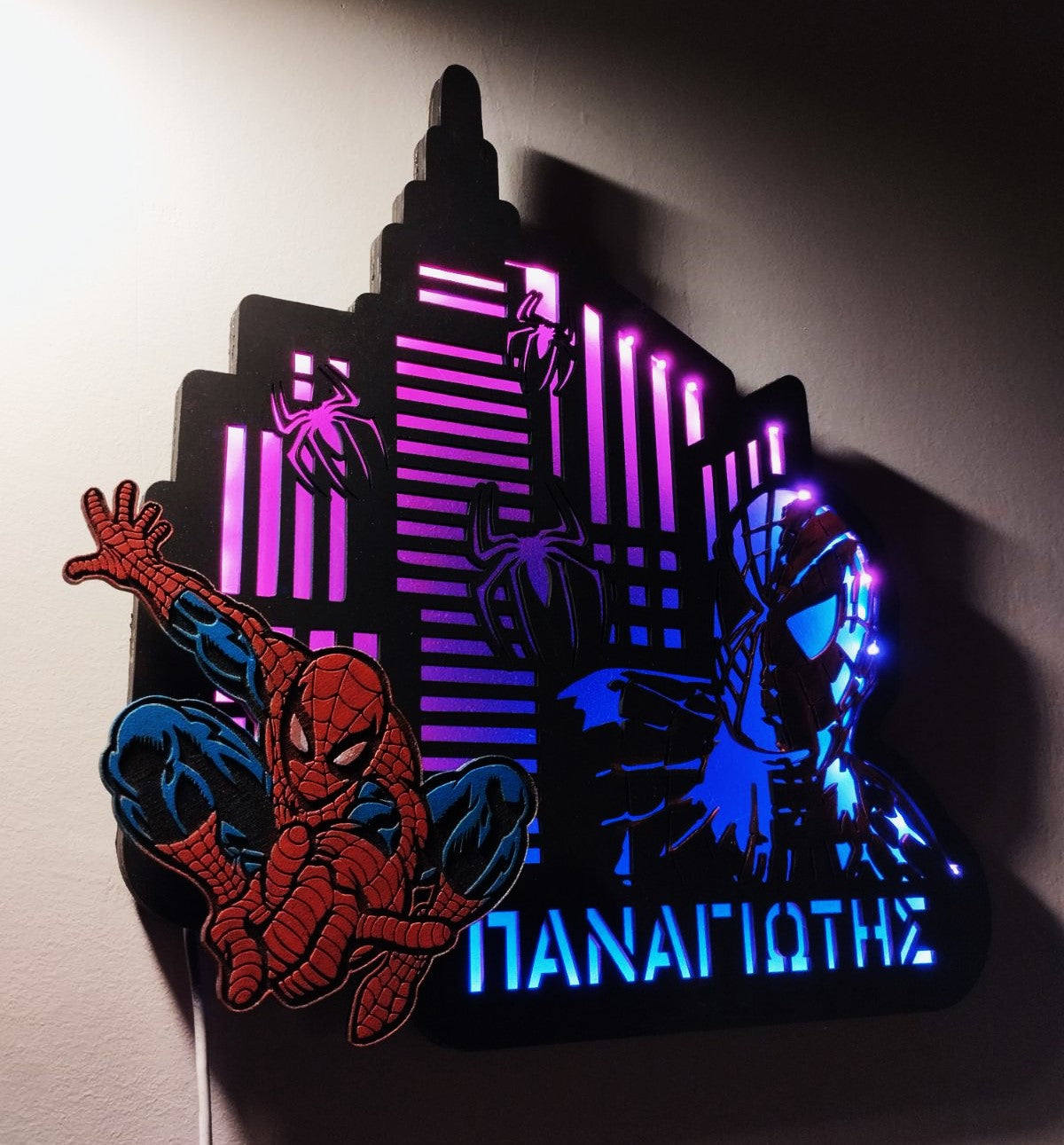 ΕΠΙΤΟΙΧΙΟ ΠΡΟΣΩΠΟΠΟΙΗΜΕΝΟ ΦΩΤΙΣΤΙΚΟ "The Spider in Black"