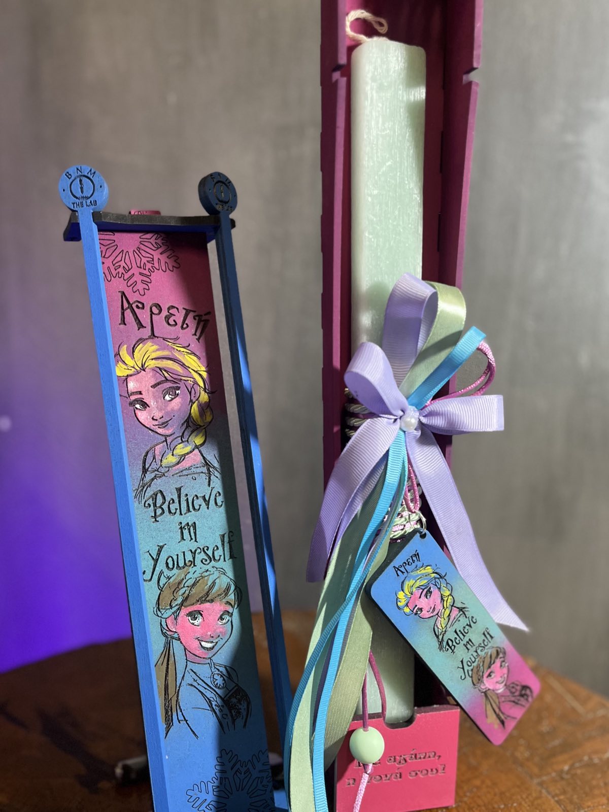 Πασχαλινή Λαμπάδα "Elsa & Frozen" ❄️👑 με σελιδοδείκτη σε ξύλινη θήκη με Αφιέρωση και όνομα