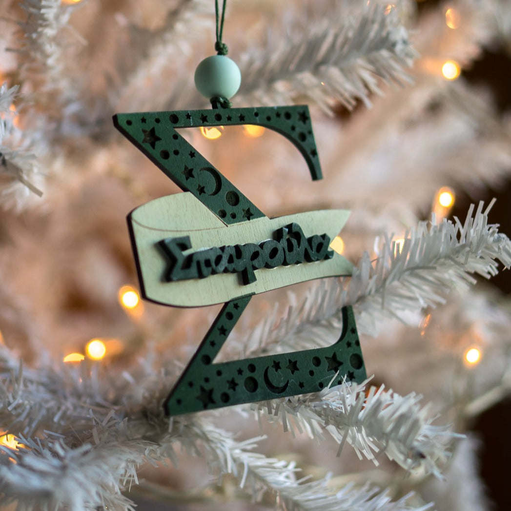 Ξύλινο Στολίδι Δέντρου "Μονόγραμμα με Banner και Όνομα"