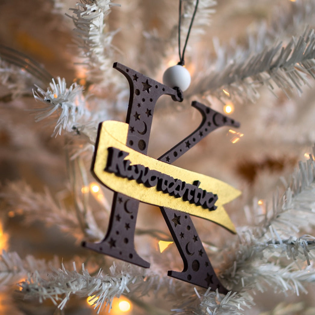 Ξύλινο Στολίδι Δέντρου "Μονόγραμμα με Banner και Όνομα"