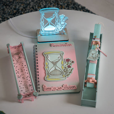 "Hourglass Ilusion" Σετ Λαμπάδα με μπρελόκ, Σημειωματάριο με Όνομα και Led Φωτιστικό
