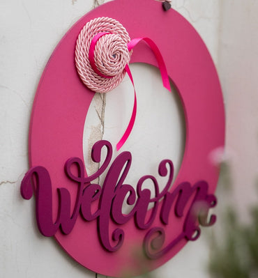 Στεφάνι "Welcome" σε ροζ αποχρώσεις με χειροποίητο καπελάκι