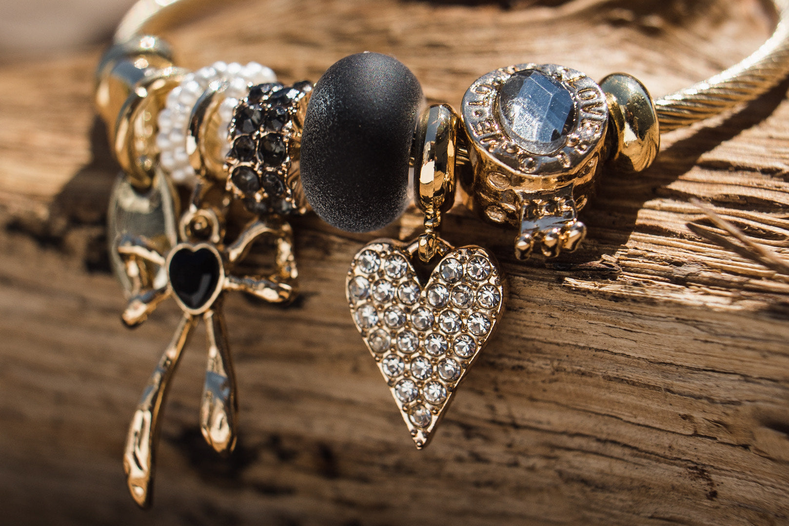 Βραχιόλι με charms "Gold & Black" με επιλογή ξύλινου κουτιού με την αφιέρωσή σας