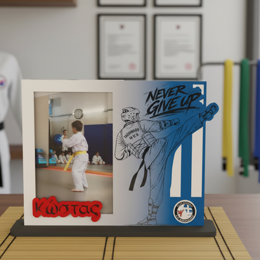 Ξύλινη Προσωποποιημένη Κορνίζα " TAE KWON DO" με Όνομα κα Προσθήκη Σήματος