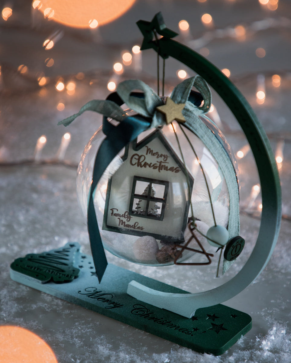 Χριστουγεννιάτικη Μπάλα με  Ξύλινο Στοιχείο"Σπιτάκι και Όνομα Οικογένειας"