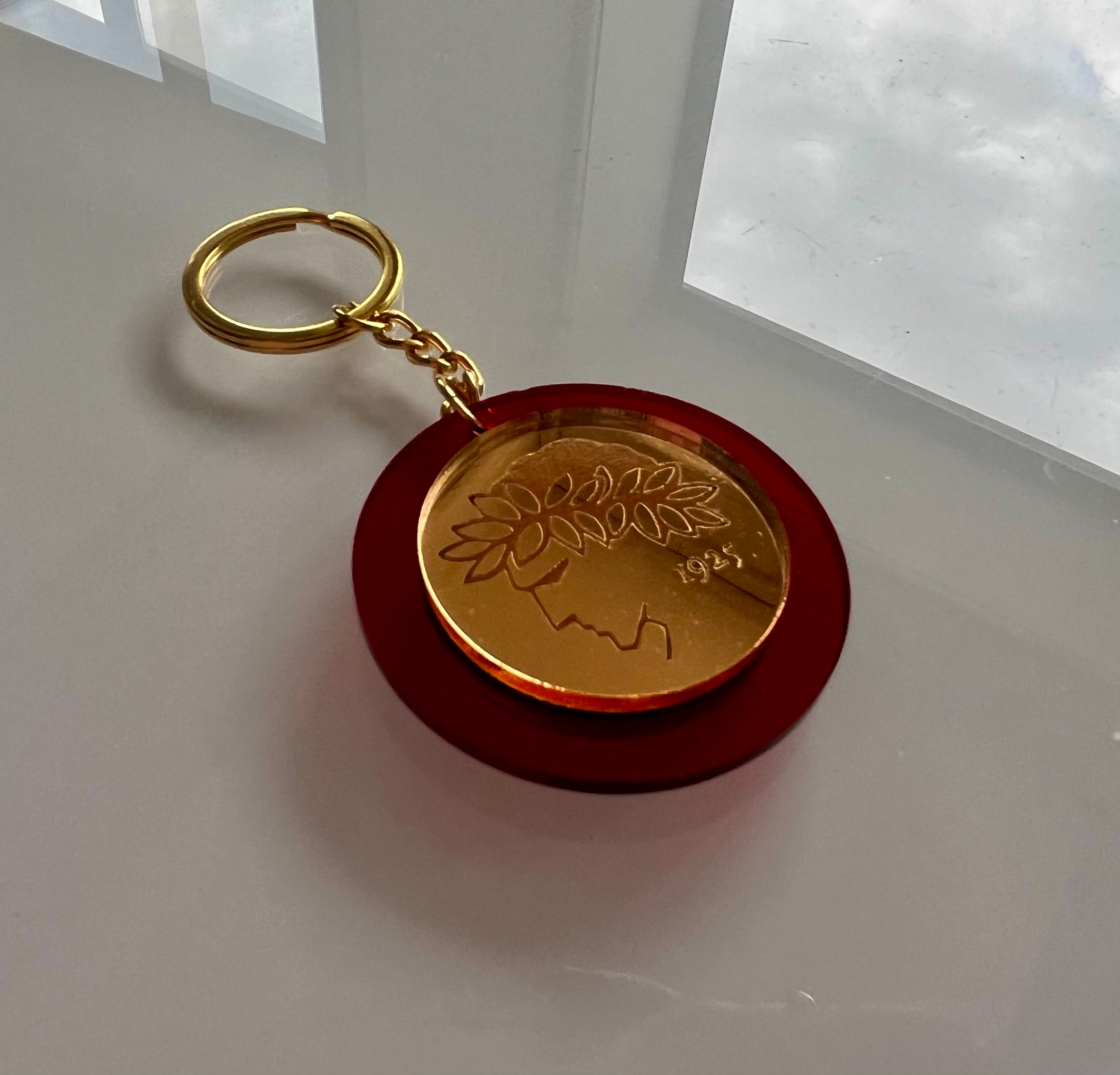 Μπρελόκ Red-Gold Plexiglass "Ολυμπιακός" με όνομα στην πίσω όψη