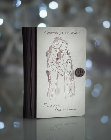 "Christmas Baby Loading"|Ξύλινη Κάρτα Ευχών με  Στολίδι Plexiglass "Πρώτα Χριστούγεννα"