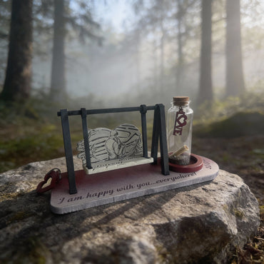 Ξύλινη Προσωποποιημένη Μινιατούρα "Romantic Swing" με ονόματα/ημερομηνία (20cm *10cm)