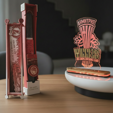 Πασχαλινή Λαμπάδα "Γήπεδο Καραϊσκάκη" Σετ Επιτραπέζιο Φωτιστικό "Winners" χρυσό plexiglass