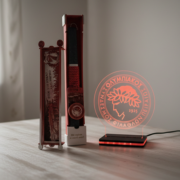 ΣΕΤ| Πασχαλινή Λαμπάδα "Ολυμπιακός" με μπρελόκ "Γήπεδο Καραϊσκάκη" & Φωτιστικό Σήμα με Όνομα