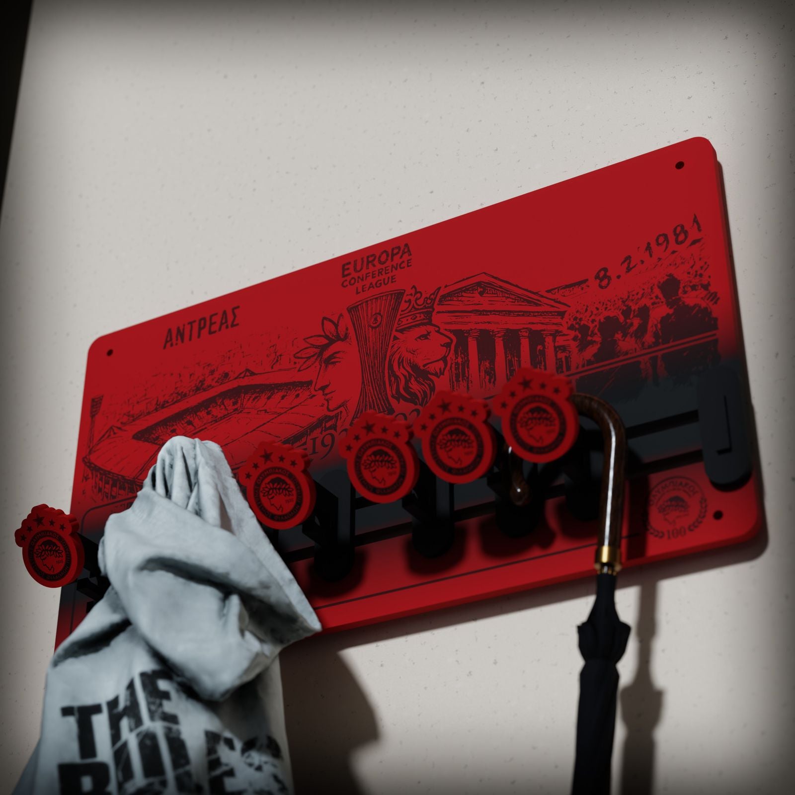 "RED HISTORY THRILOS" | Ξύλινη Κρεμάστρα Τοίχου 6 Θέσεων  με χάραξη ονόματος (36cm*20cm)