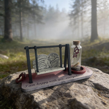 Ξύλινη Προσωποποιημένη Μινιατούρα "Romantic Swing" με ονόματα/ημερομηνία (20cm *10cm)