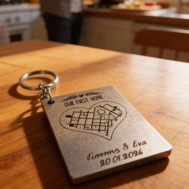 Ξύλινο Προσωποποιημένο Μπρελόκ "Our First Home" με χάρτη, ονόματα και ημερομηνία της επιλογής σας
