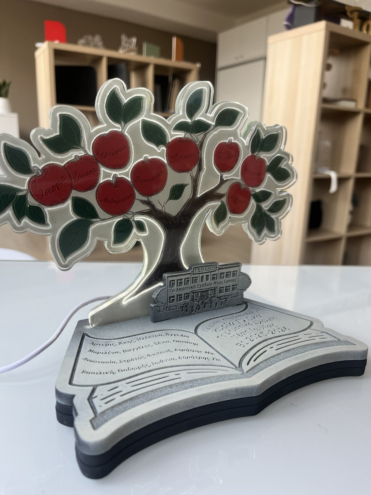 Eπιτραπέζιο Φωτιστικό "School Tree" με ονόματα μαθητών και αφιέρωση (συνδυασμός ξύλου & plexiglass)