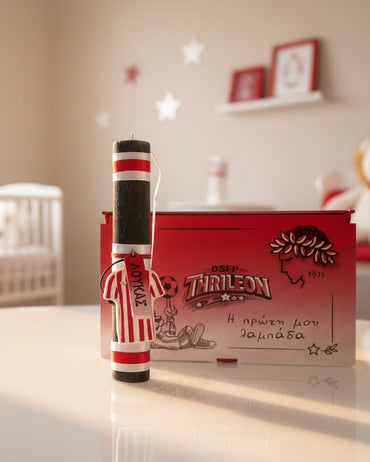 Ξύλινη Κασετίνα  με Λαμπάδα “Θρυλέων” – Η Πρώτη μου Λαμπάδα με Προσωποποιημένο Μπρελόκ & Πινακίδα με Στοιχεία Γέννησης