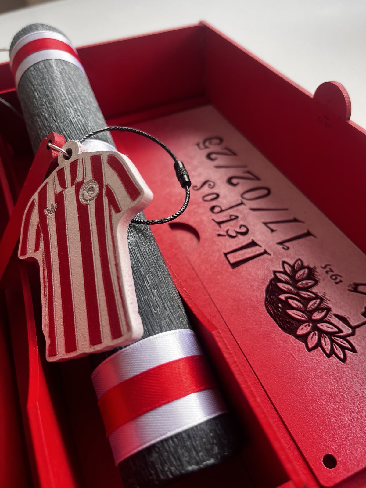 Ξύλινη Κασετίνα  με Λαμπάδα “Θρυλέων” – Η Πρώτη μου Λαμπάδα με Προσωποποιημένο Μπρελόκ & Πινακίδα με Στοιχεία Γέννησης