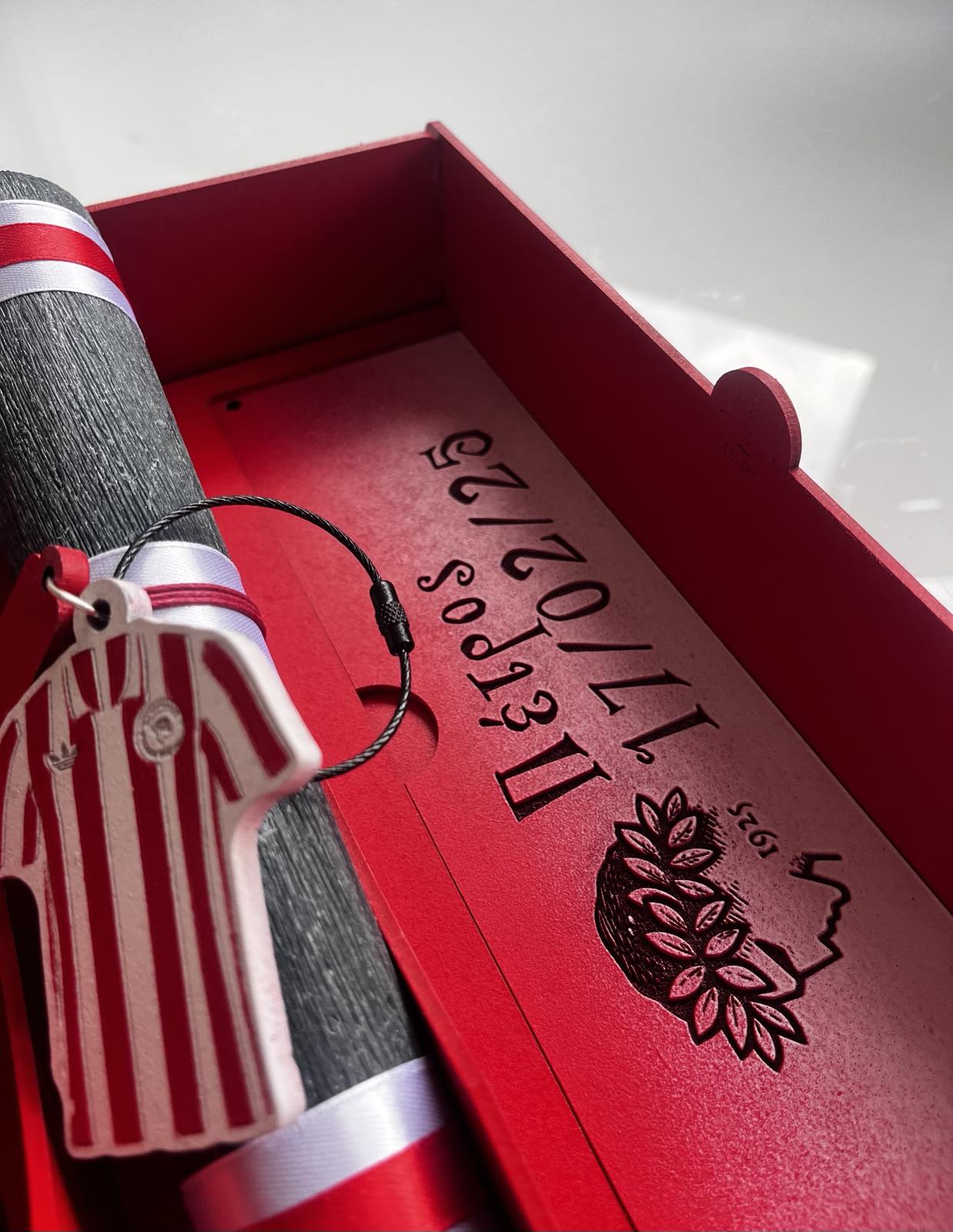 Ξύλινη Κασετίνα  με Λαμπάδα “Θρυλέων” – Η Πρώτη μου Λαμπάδα με Προσωποποιημένο Μπρελόκ & Πινακίδα με Στοιχεία Γέννησης