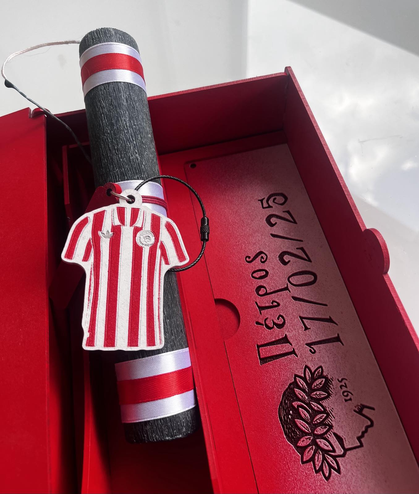 Ξύλινη Κασετίνα  με Λαμπάδα “Θρυλέων” – Η Πρώτη μου Λαμπάδα με Προσωποποιημένο Μπρελόκ & Πινακίδα με Στοιχεία Γέννησης