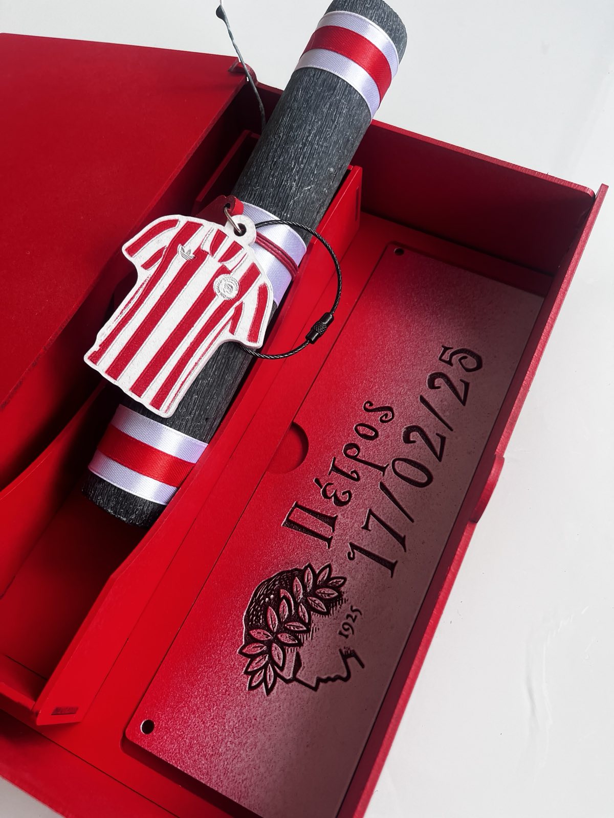 Ξύλινη Κασετίνα  με Λαμπάδα “Θρυλέων” – Η Πρώτη μου Λαμπάδα με Προσωποποιημένο Μπρελόκ & Πινακίδα με Στοιχεία Γέννησης