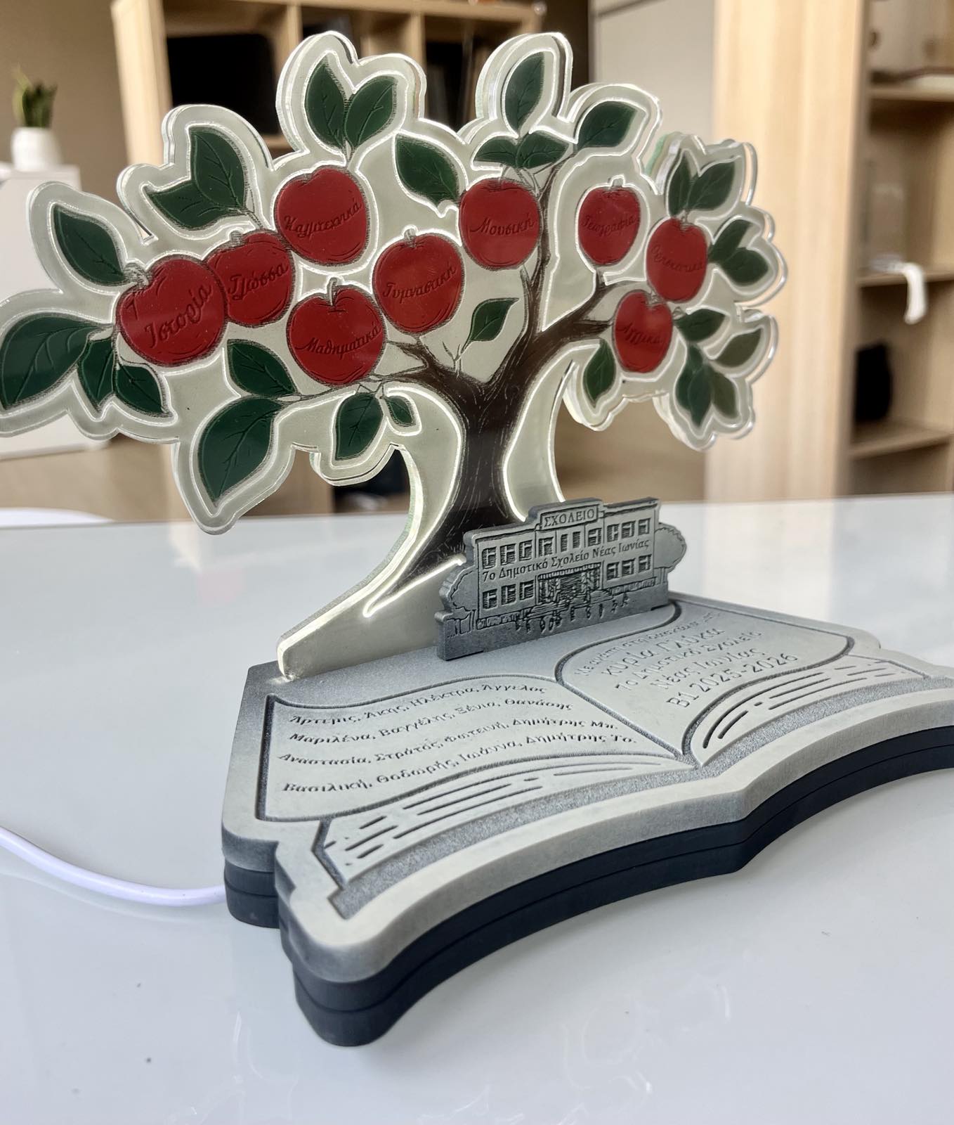 Eπιτραπέζιο Φωτιστικό "School Tree" με ονόματα μαθητών και αφιέρωση (συνδυασμός ξύλου & plexiglass)