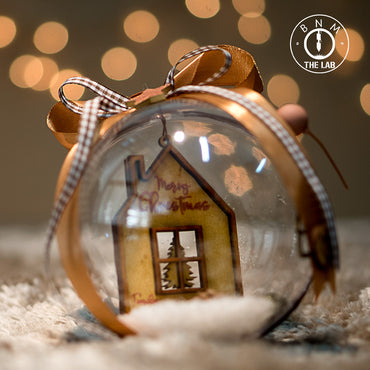 Χριστουγεννιάτικη Μπάλα με  Ξύλινο Στοιχείο"Σπιτάκι και Όνομα Οικογένειας"